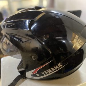 un casque de moto de marque Yamaha