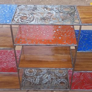 une sculpture artisanale faite à partir d’objets métalliques récupérés. Le corps est un ancien bidon ou cylindre de gaz vert, patiné et rouillé par endroits, transformé pour ressembler à un petit personnage.