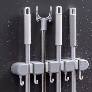 Support mural pour balai et serpillère pour la maison, la cuisine, le garage, le jardin, la buanderie, l&rsquo;organisation et le rangement de la salle de bain (4 étagères, 5 crochets)